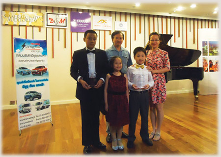 Đoàn thí sinh VN tham dự cuộc thi piano Mozart
